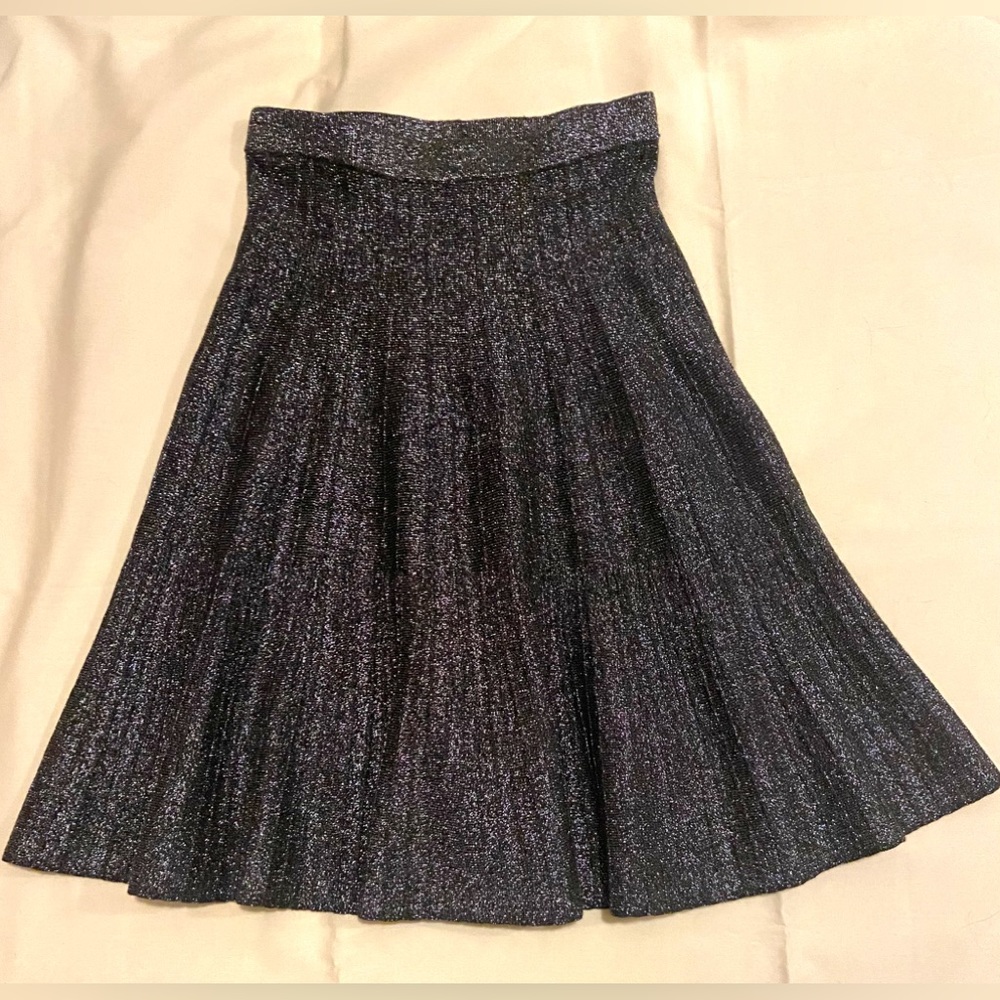 Blk/Silver Sexy & Elegant💕Photos don’t do justice to this glamorous skirt🎁